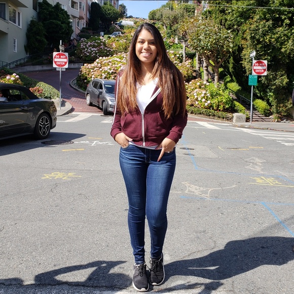 Meet your Posher, Evelyn - Picture 1 of 2